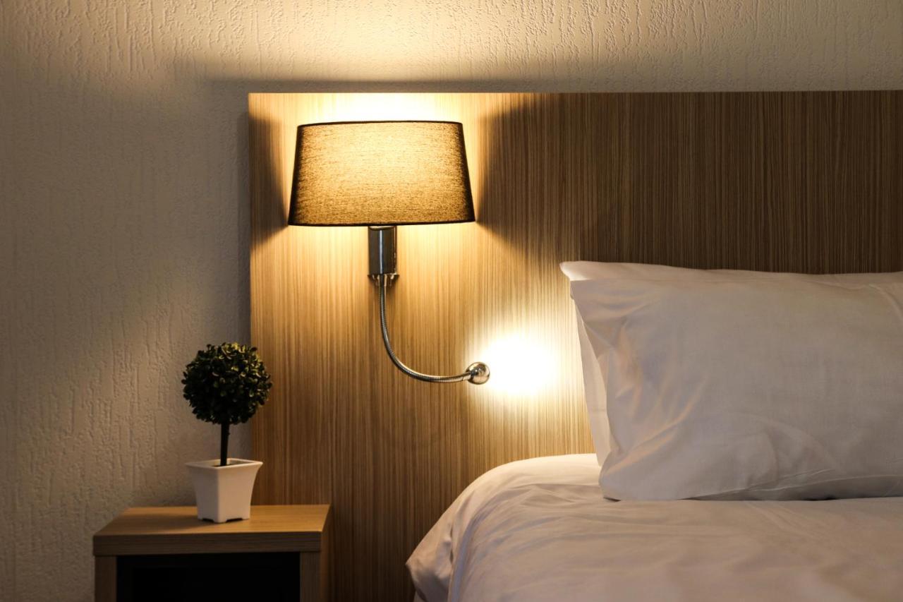 Les Arbousiers Village Hotel Provencal La Roquebrussanne Экстерьер фото