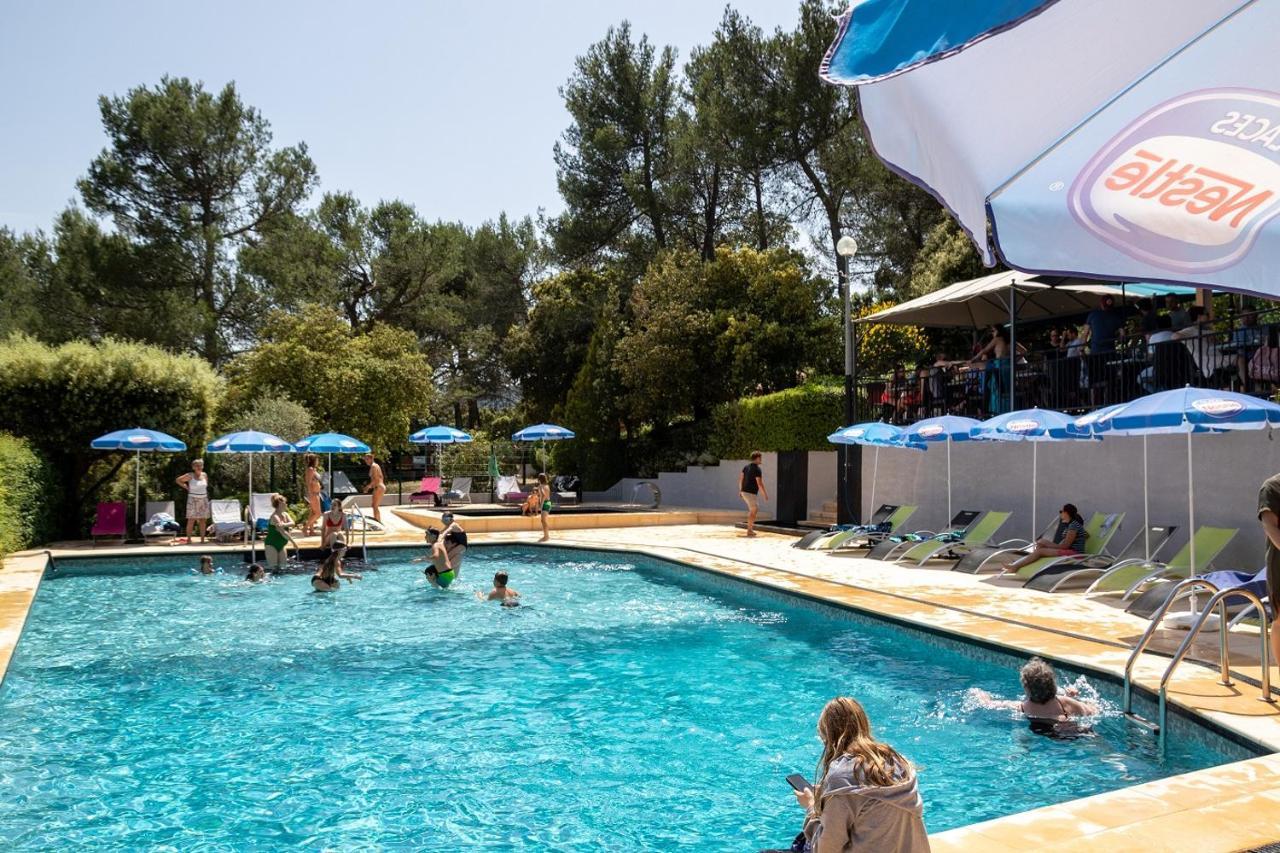 Les Arbousiers Village Hotel Provencal La Roquebrussanne Экстерьер фото