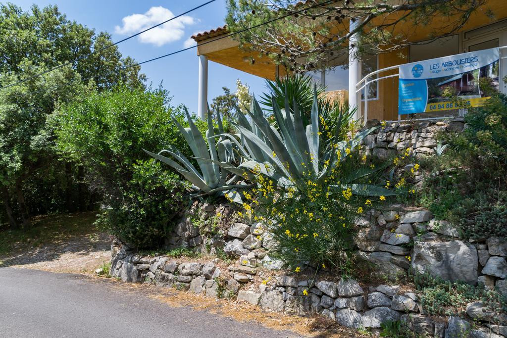Les Arbousiers Village Hotel Provencal La Roquebrussanne Экстерьер фото